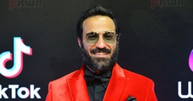 بجاكت أحمر ونظارة.. أحمد فهمى يشارك فى حفل ختام مهرجان القاهرة السينمائى