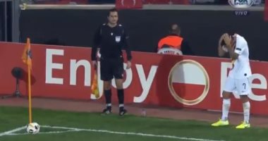 عقوبة منتظرة ضد باشاك شهير التركي لضرب لاعب روما بعملة معدنية.. فيديو