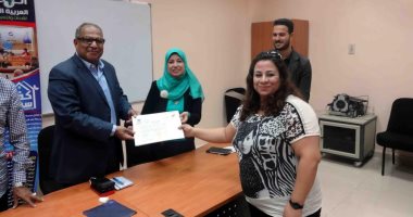 "مياه سوهاج" تكرم عددا من العاملين لاجتيازهم برنامج التعامل مع الصم