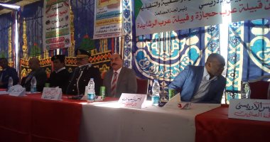 محافظ أسوان الجديد يشهد صلح بين عائلتين فى أولى جولاته الميدانية.. صور