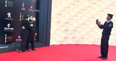 صورة تخطف الأنظار.. أمناء الشرطة نجوم على "ريد كاربت" مهرجان القاهرة السينمائى
