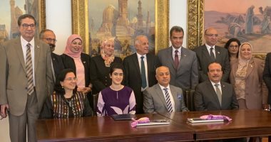 وزير التعليم العالى يستعرض تقريرًا حول زيارة الوفد المصرى للجامعات الماليزية