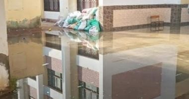 شكوى من غرق فناء مدرسة بقرية الاخصاص بمنشاة القناطر بمياه الصرف الصحى