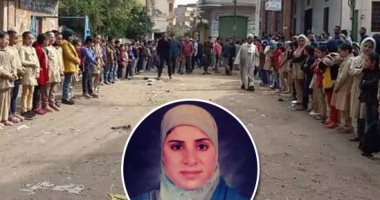 "وداعا ماما وفاء".. تلاميذ يشيعون جثمان معلمتهم بالزى المدرسى بكفر الشيخ .. الأطفال يصطفون على جانبى الجنازة متأثرين لفراقها.. ويلصقون رسائل وداع على مقبرتها.. ويؤكدون: كانت أمنا وعلمتنا الوفاء.. (صور وفيديو)