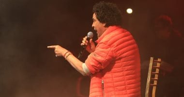 "الكرسى" يلازم محمد منير فى حفلاته.. سلامتك يا كينج