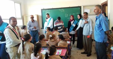فرق طلابية من جامعة دمنهور ينظمون زيارات مدرسية لتوعية التلاميذ بخطورة الشائعات