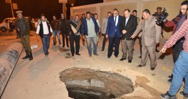 محافظ أسيوط يتفقد أعمال هبوط أرضى مفاجىء بمنطقة المعلمين ويتابع أعمال الاصلاح