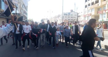 صور.. وزير الشباب يشارك فى مارثون اليوم العالمى للمشى بالغردقة 