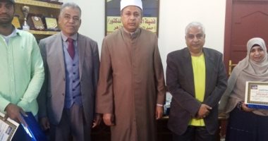 رئيس منطقة الأقصر الأزهرية يكرم معلم ومعلمة رياضيات لجهودهما المتميزة