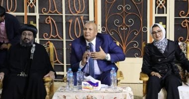 محافظ الوادى الجديد يوجه بإعادة النظر فى توزيع المعلمين بالقرى والمدن.. صور