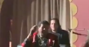 فيديو.. شعبان عبد الرحيم على كرسى متحرك فى حفل غنائى بموسم الرياض