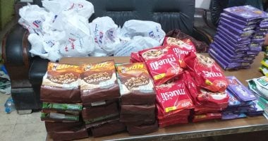 صور.. ضبط سلع غذائية منتهية الصلاحية داخل سوبر ماركت بالمعادى