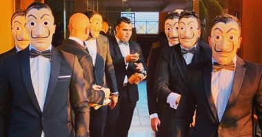 لاعبو الاسكواش يحتفلون بزفاف زميلهم بماسكات "لاكاسا دى بابل"