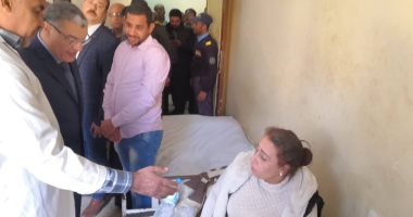 محافظ المنيا يزور مصابي حادث انهيار سور الكنيسة الأثرية بدير أبوفانا.. صور