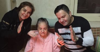 إدوارد يحيى ذكرياته مع والدته الراحلة بصورة تجمعهما فى أجواء عائلية