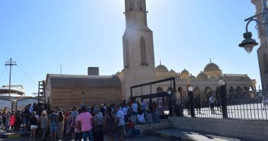 شاهد.. عشرات السياح يزورون مسجد الميناء الكبير ومنطقة الأزق بالغردقة