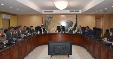 محافظ الفيوم الجديد يعقد إجتماعاً مع رؤساء المراكز والمدن