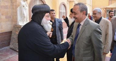 صور.. محافظ الإسماعيلية يلتقى قيادات كنيسة الأنبا بيشوى ويشيد بدور رجال الدين 