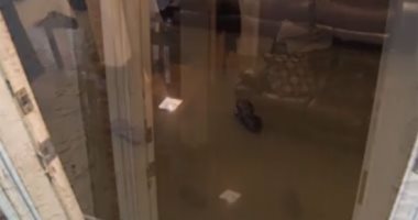 مئات المنازل تغرق بمياه الصرف الصحى فى نيويورك.. استياء بين السكان والسلطات تطلبهم بمغادرة المنازل وإعداد مأوى طارئ فى إحدى المدارس وإغلاق الشوارع.. «شحوم الطبخ» المتهم الرئيسى بانسداد وكسر ماسورة بمنطقة كوينز