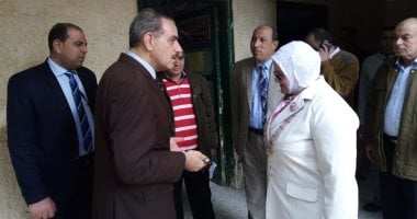 محافظ كفر الشيخ يتفقد المواقع الخدمية ويكافئ المعلمين