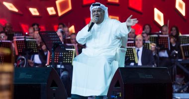 نبيل شعيل يحيى حفله بموسم الرياض على "كرسى" بعد منير وشعبان عبد الرحيم
