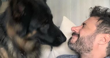 أحمد السعدنى موثقا علاقته بكلبه: ليه أصحى من النوم بندق يتحرش بيا.. صور