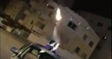 فيديو قلب السوشيال ميديا.. طفل يطلق وابلا من الأعيرة النارية فى الهواء بالأردن