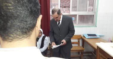محافظ كفر الشيخ يناقش الطلاب فيما درسوه ويتفقد والوحدة المحلية بالحمراوى