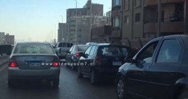 مصرع 3 أشخاص إثر حادث سقوط سيارة من أعلى كوبرى بالصف 