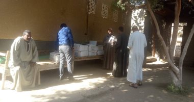 صور .. محافظ أسيوط يوزع ربع طن لحوم بقرية عرب الكلابات بمركز الفتح