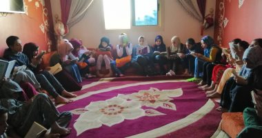 صور .. هند حولت غرفة بمنزلها لمكتبة عامة لأطفال قريتها فى سوهاج
