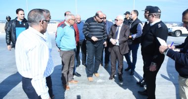 صور.. محافظ بورسعيد يلتقى مسئولى الجمارك بمنفذ الجميل الجديد