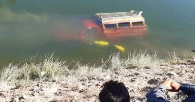 صور.. اصابة 7 مواطنين وإنقاذ 7 آخرين فى حادث سقوط سيارة بترعة بالأقصر