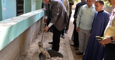 محافظ أسيوط يستخدم "كوريك" فى رفع الأتربة من معهد فتيات صدفا الأزهرى.. صور