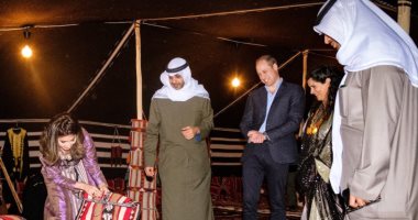 الأمير وليام يقضى وقتا فى خيمة كويتية تقليدية ويلتقى طلاب الجامعات.. صور