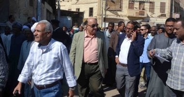 صور.. سكرتير مساعد الأقصر يقود حملة إشغالات وتحرير 247 محضر إزالة