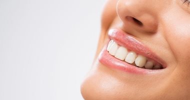 4 وصفات طبيعية لترطيب الشفاه منها شمع العسل والنعناع