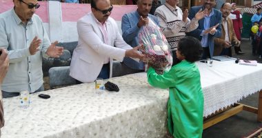 صور.. رئيس مدينة أرمنت يكرم الطلاب الأوائل بمدرسة أرمنت الإبتدائية