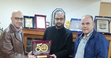 هيئة الكتاب تفتتح منفذ بيع بـ "قضاة أسيوط"  وتكرم رئيس النادى