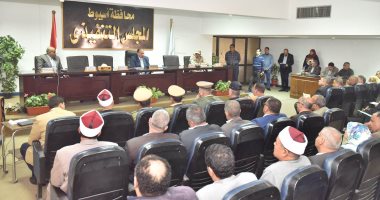 محافظ أسيوط يوجه بالتواصل مع المواطنين لتلبية احتياجتهم ويشدد على منظومة التقنين