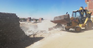 صور.. إزالة 16 حالة تعدى على أملاك الدولة بمدينة أسوان