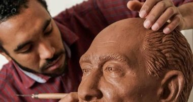 صور .. رئيس جامعة أسيوط يكرم طالب الفنون الجميلة "صانع تمثال السادات"