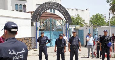 أنظار الجزائريين تتجه إلى محاكمة رموز نظام بوتفليقة رغم التأجيل.. قرار حكومى بعدم بث المحاكمة على الهواء.. والسماح بحضور الجمهور الجلسات.. ورئيسان سابقان للحكومة يمثلان أمام المحكمة بتهمة نهب مصانع السيارات