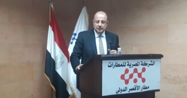 صور.. رئيس الشركة المصرية للمطارات يلتقي العاملين بمطار الأقصر