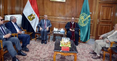 صور.. ممثلو الكنيسة يهنئون محافظ القليوبية الجديد.. والهجان:نعمل على خدمة الوطن