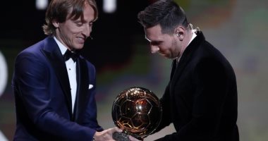 هل يحتفظ أفضل لاعب فى العالم بجائزة الكرة الذهبية أم يعيدها كل عام؟