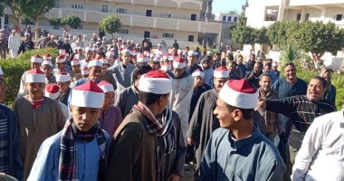 صور.. تلاميذ معهد أزهرى يقدمون واجب العزاء فى مدرسهم بقنا