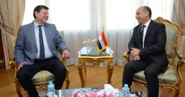 وزير الطيران المدنى يستقبل حفيد الطيار محمد صدقى رائد الطيران المصرى