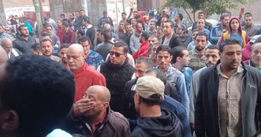 انهيار أبناء وأشقاء شعبان عبد الرحيم قبل تشييع جثمانه بميت حلفا
