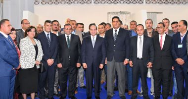 الرئيس السيسي يلتقط صورًا تذكارية مع عمال مدينة دمياط للأثاث